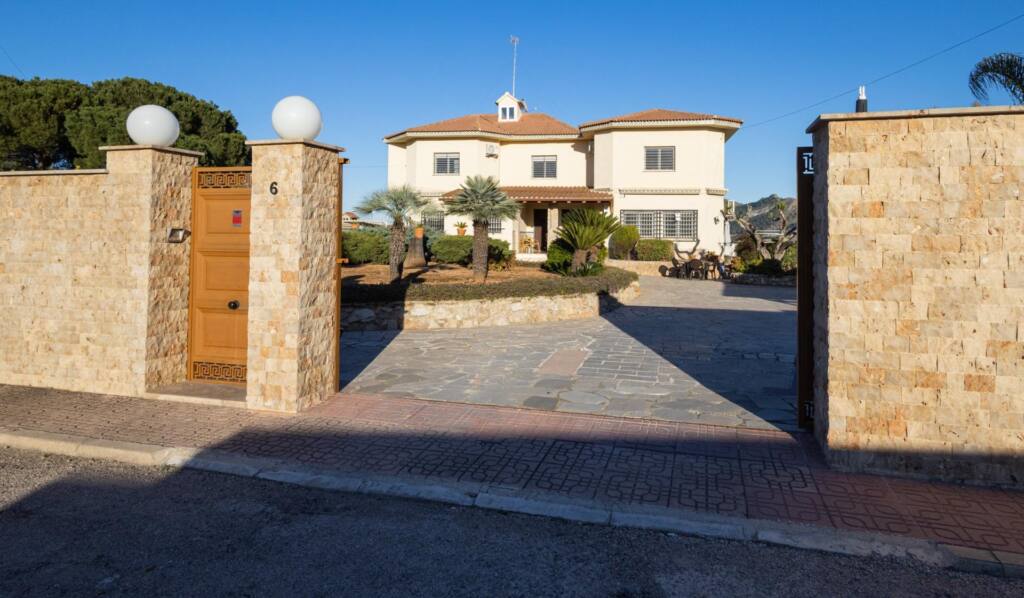 Chalet en venta en Canals (Valencia) con vistas inmejorables y situación privilegiada