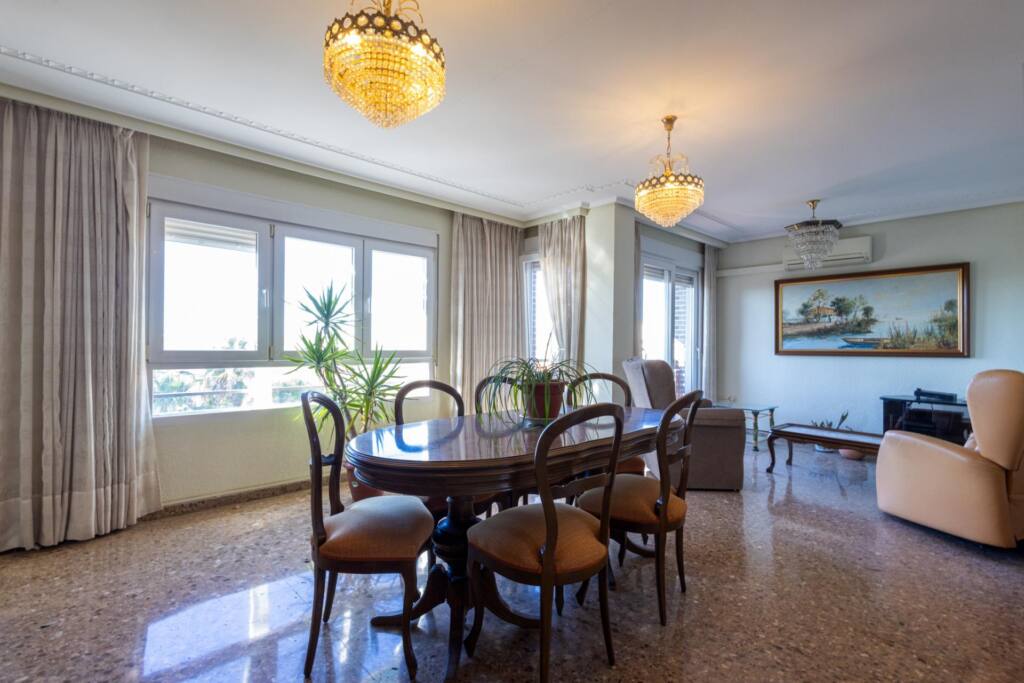 Piso en Tavernes Blanques: disfruta de la luz y las vistas de esta vivienda